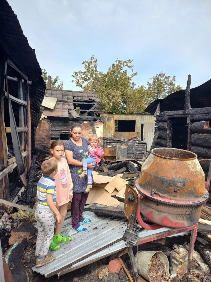 Семья Насибуллиных из Апастово пострадала при пожаре