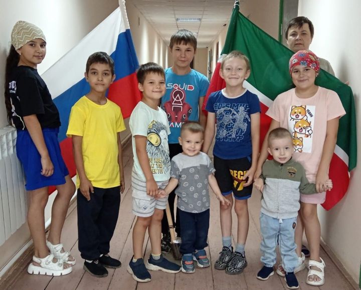 Әлмәндәр авылы балалары Россия флагы тарихын өйрәнгәннәр