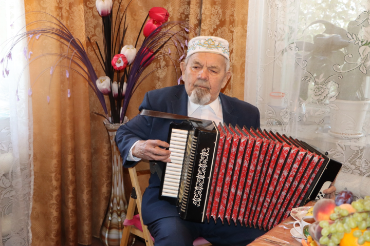 Азат абый Гомәров гомерен туган ягына хезмәт итүгә багышлаган
