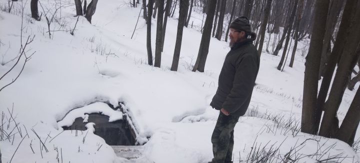 Татарстанда кара землянкада яшәүче 62 яшьлек ир: «Мине күрмәсләр дип борчылмыйм, гәүдәм җир астында калачак...