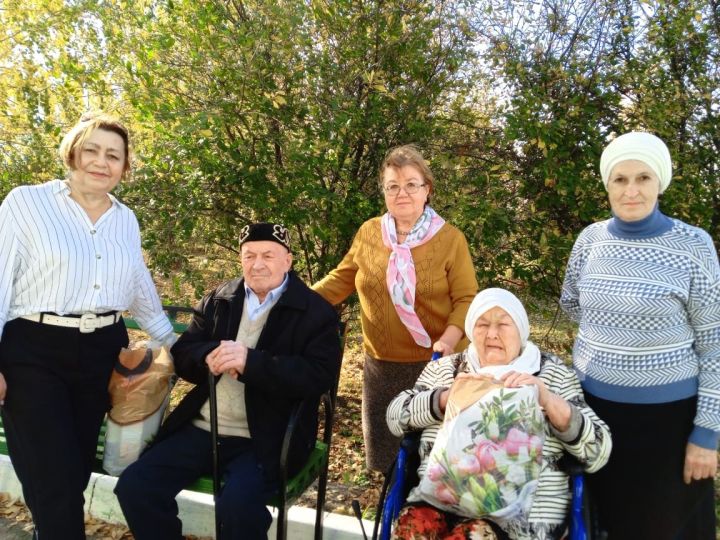 Картлар йортларында тәрбияләнүче якташлар күчтәнәчләр алды