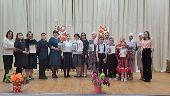 Дәүләки мәктәбе укучылары әниләренә бәйрәм бүләк иткән