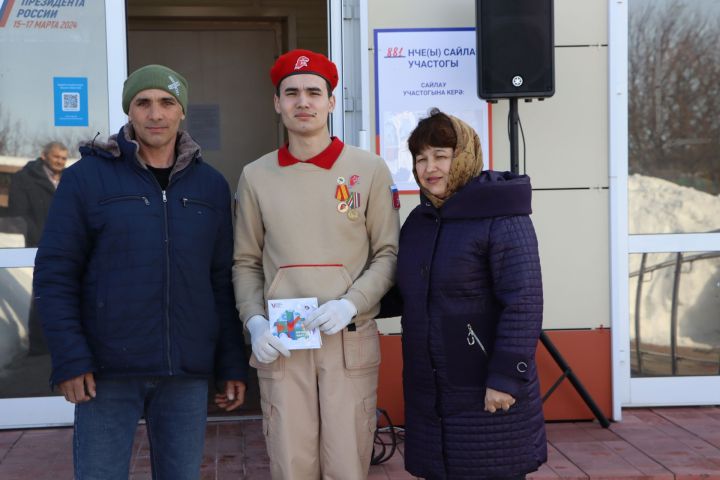 Апастан Гыйсмәтуллиннар сайлауга гаиләләре белән килде