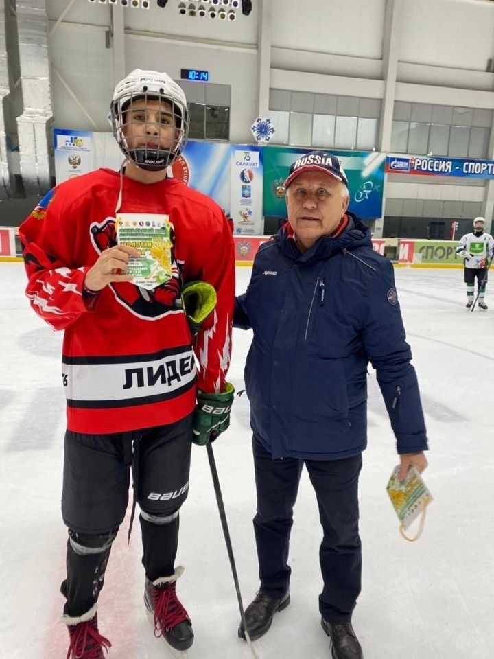 Азамат Хәсәнов “Алтын алка” Бөтенроссия яшь хоккейчылар ярышларында иң яхшы уенчы исеменә лаек булды