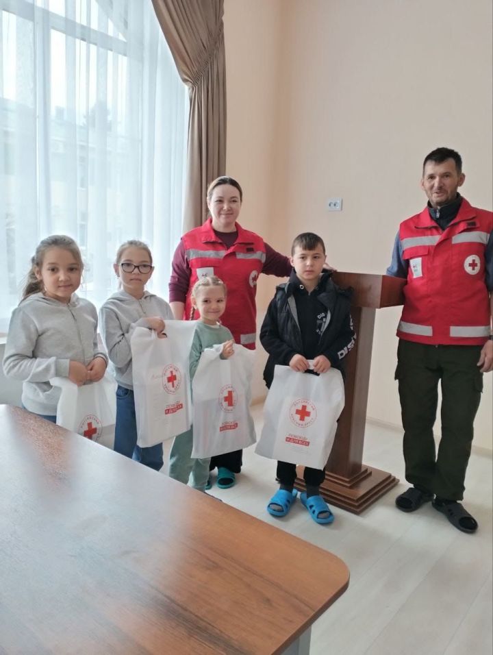 Апастовское местное отделение Российского Красного Креста при участии администрации района и поддержке Татарстанского регионального отделения РКК передало подарки детям семей мобилизованных
