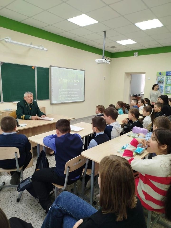 Ученики Средней - Балтаевской школы учатся сортировке мусора на экоуроке