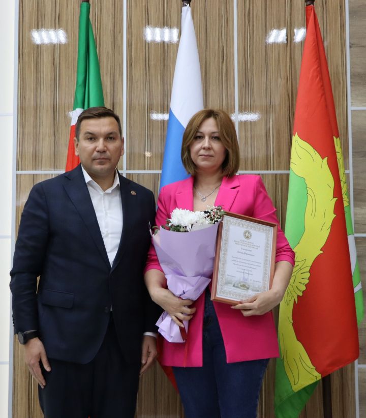 Апаста сайлау эшендә актив булган хезмәткәрләр хөрмәтләнде