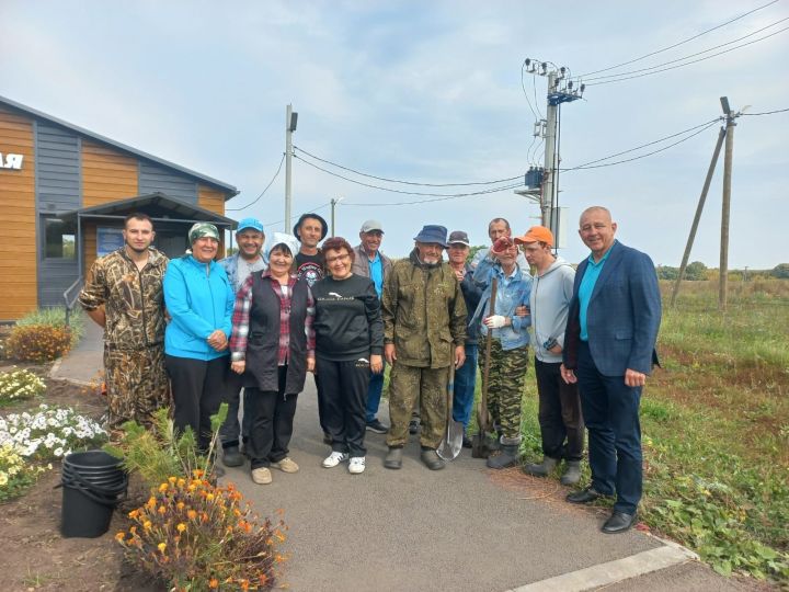 Апасның көмеш волонтерлары яшелләндерү эшендә