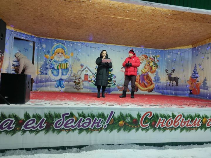 Апаста Үзәк чыршы тирәсендә күңел ачулар дәвам итә
