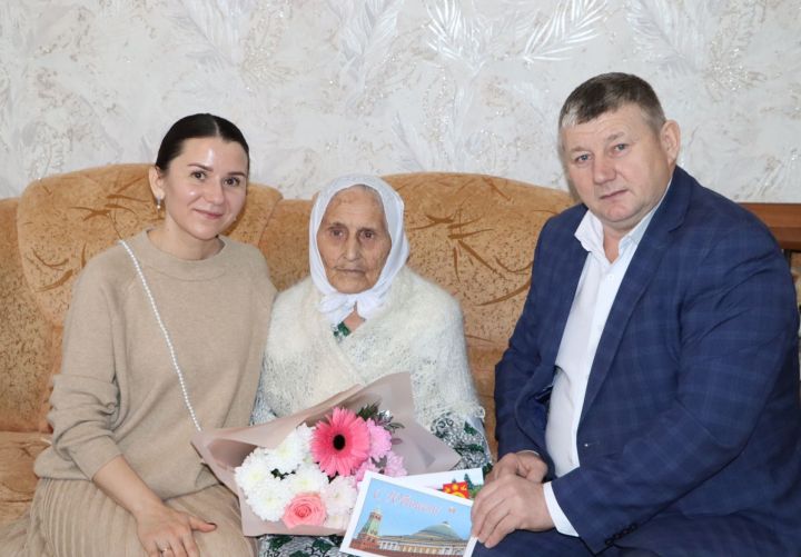 Заготзерно бистәсендә яшәүче Дания әби Гатауллина Ил башлыгының Котлау хатын алды