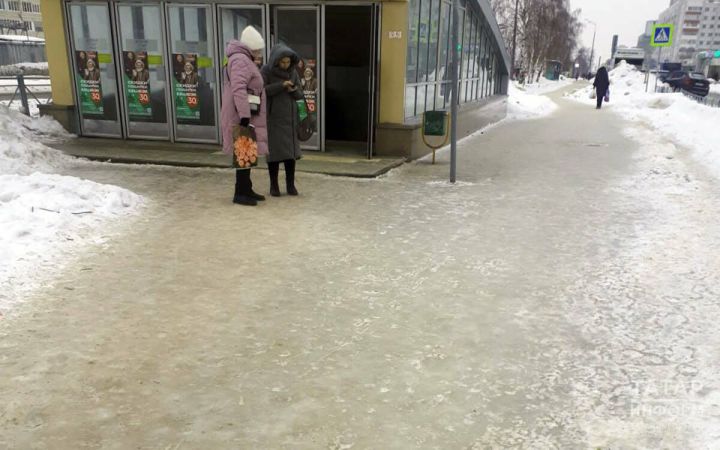 «Правильная обувь и умение падать»: врач о том, как не попасть в больницу в гололед