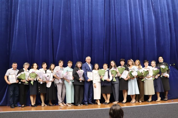 Апаста мөгаллимнәр һәм тәрбиячеләр һөнәри бәйрәмнәрен билгеләп үттеләр