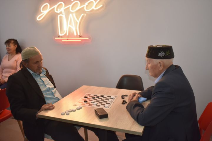 Апаста өлкәннәр шашка-шахмат уйнады