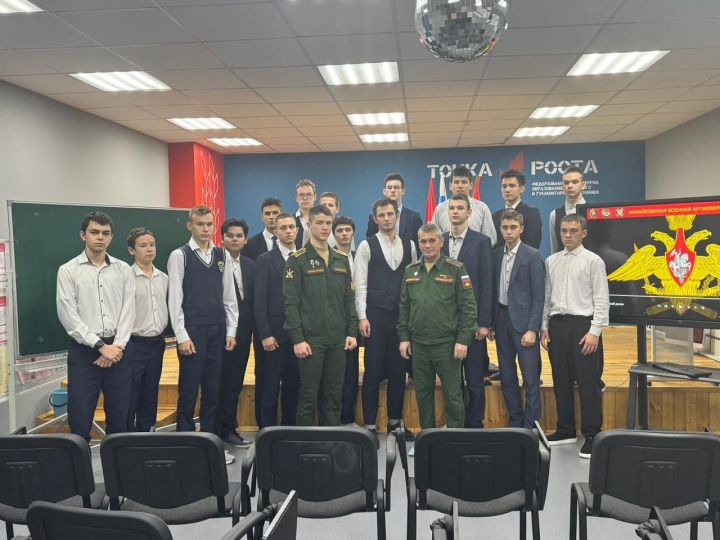 В гостях в Бишевской школе побывал бывший ученик Владимиров Родион курсант Михайловской военной артиллерийской академии города Санкт- Петербурга