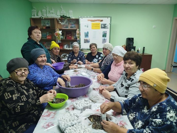 Танай-турай авылы клубында хәрбиләргә чәйләр ясыйлар