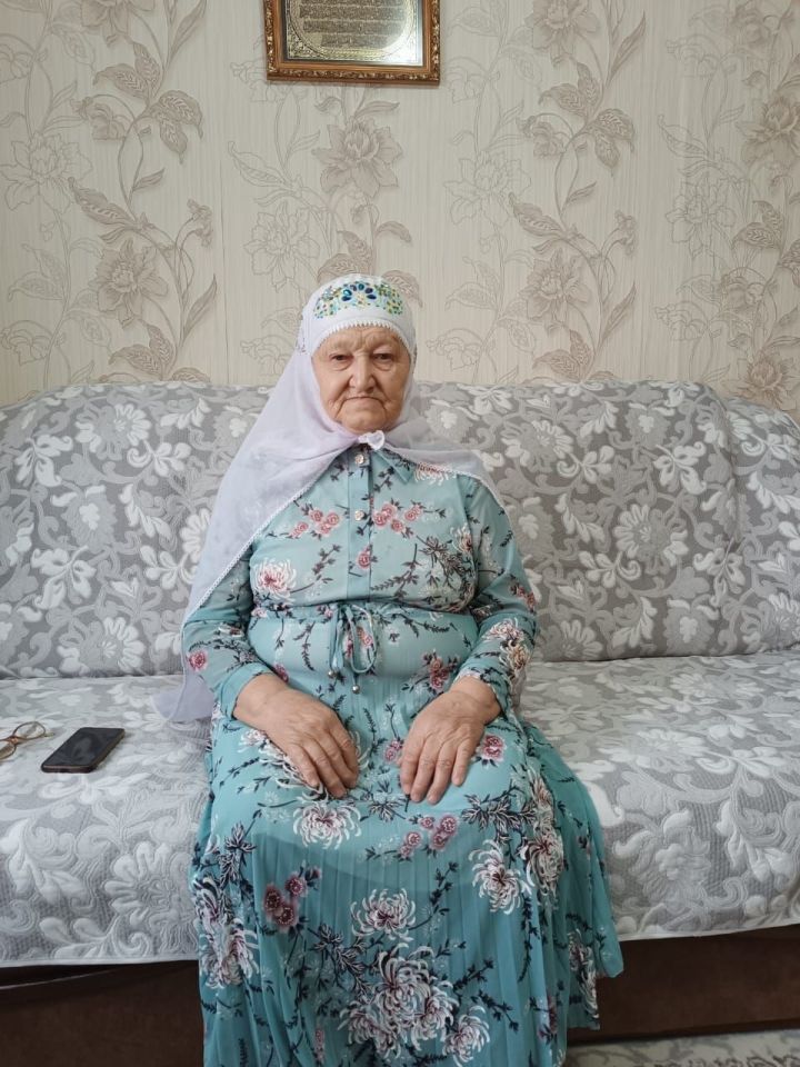 Колгына авылында яшәүче Фәзилә апа Гыйсмәтуллина : “Кешеләргә файда китерүемә куанып яшим”