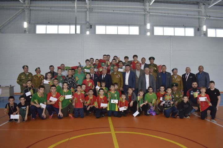 Апаста хәрби хәрәкәтләрдә һәлак булган райондашларны көрәш келәмендә искә алдылар