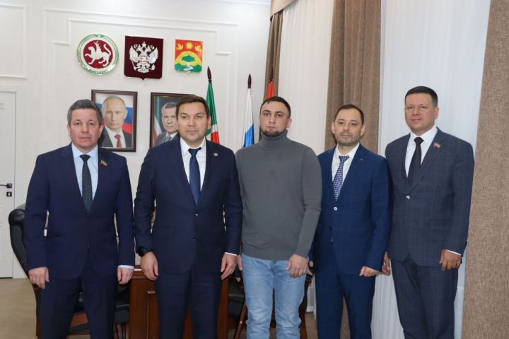 Апаска Татарстан Республикасы Дәүләт Советы депутатлары Айдар Таһиров һәм Фәнил Баһаветдинов һәм  килде