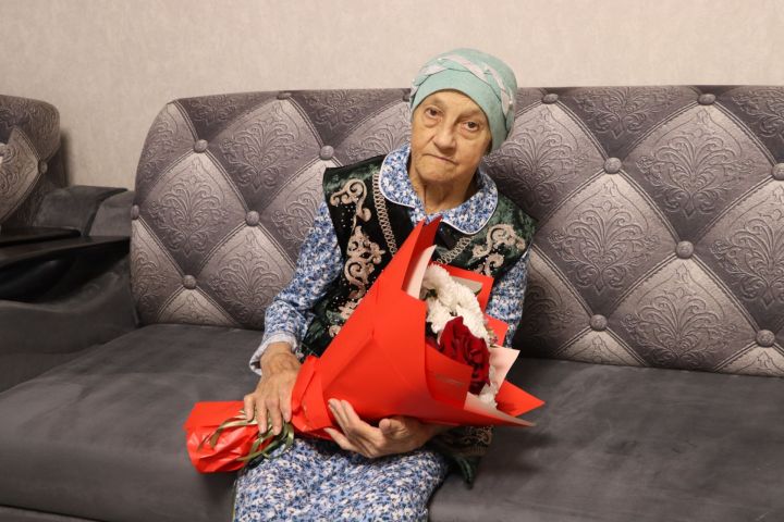 Республика кунаклары Чүрибураш авылында өлкән кешене тәрбияләүче гаиләдә булдылар