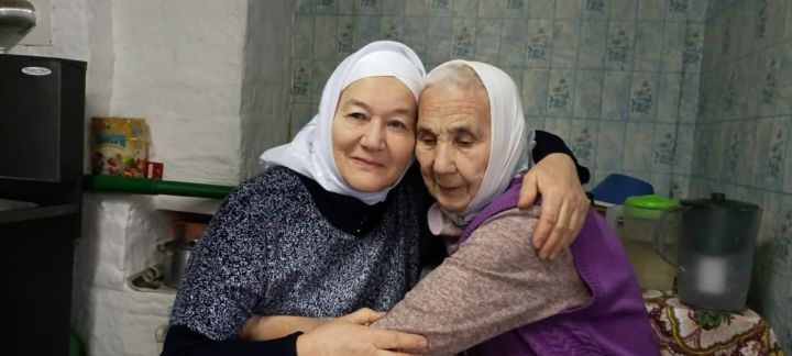 Урта Балтай авылында мөмкинлекләре чикләнгән авылдашларын күчтәнәчләре белән сөендерделәр