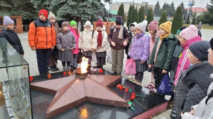 В рамках  памятного Дня Неизвестного Солдата в Апастово прошла акция «Красная гвоздика»