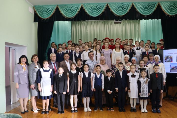 “Энекәш” китабы авторы Гөлүсә Закирова Борнаш мәктәбендә очрашуда катнашты
