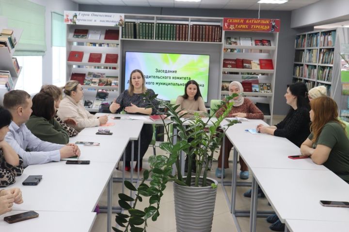 Апаста ата-аналар комитеты рәисләре белән очрашу узды