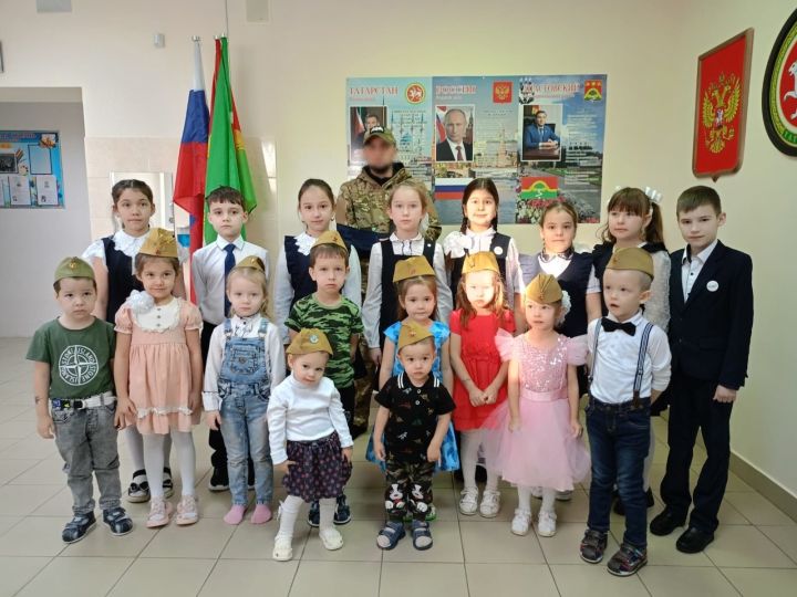 Иске Әнәле балалары хәрби егет белән очрашты