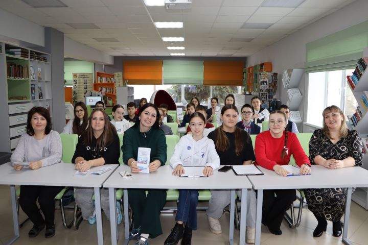 Апас үзәк китапханәсендә Кырымның Россия белән берләшү көне билгеләп үтелде