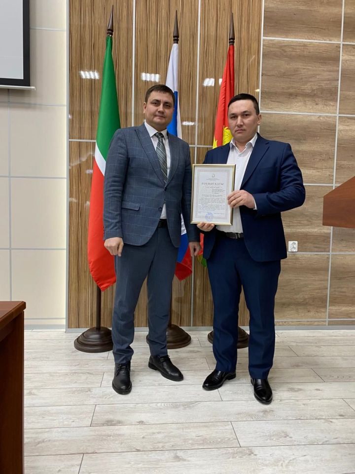 Салават Закиров Татарстан мөфтие Камил хәзрәт Сәмигуллинның Рәхмәт хаты белән бүләкләнде