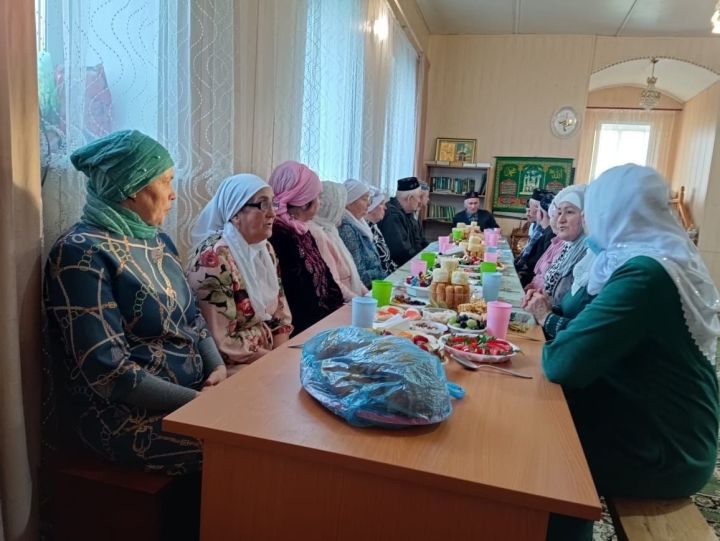 Шыгай авылы өлкәннәре кабат ифтар ашына җыелган