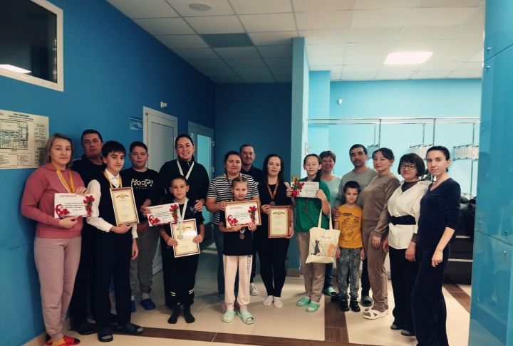 Апас “Дельфин” бассейнында гаилә эстафетасы узды