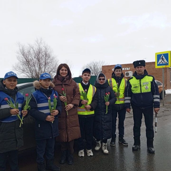 Апаста руль артында йөрүче хатын-кызларга чәчәкләр бүләк ителде