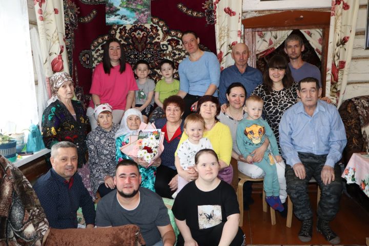 Күкшем авылыннан Талия әби Бикчәнтәева 90 яшьлек гомер бәйрәмен каршылады