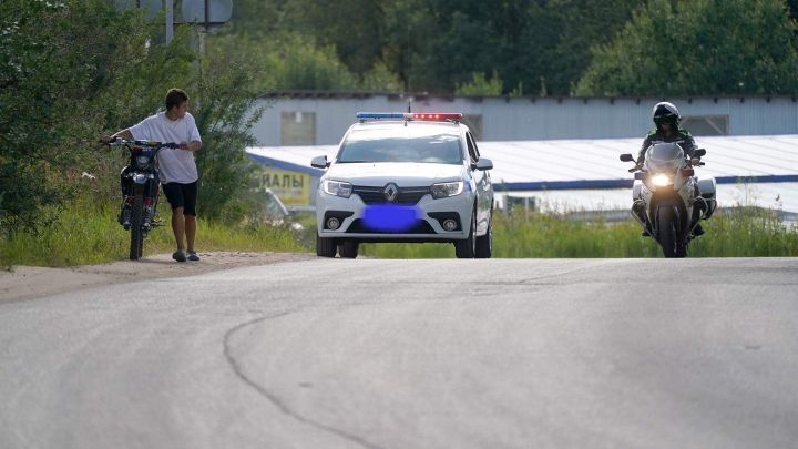 Апаста мотоциклда җилдерүчеләр тикшерелә