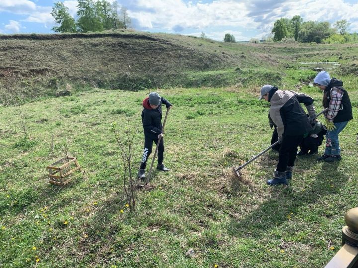 Отряд «Стрела» провел уборку прилегающей территории родника «Фарук чишмэсе»