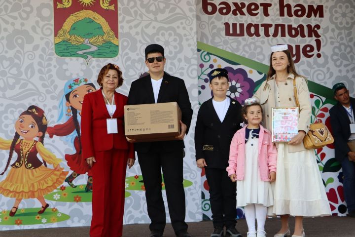 Внимание – конкурс: «Семья в национальных костюмах»