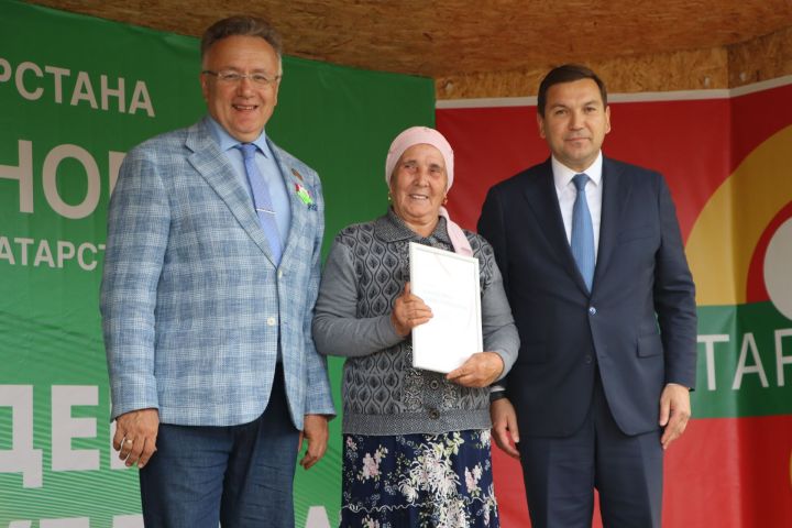 Сания апа Зәйнуллина яшәгән күпкатлы йорт ишегалды төзеклеге, матурлыгы, чисталыгы белән аерылып тора