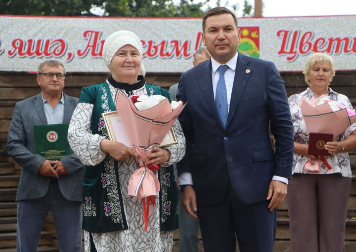 Апас районы үсешенә зур өлеш керткән күренекле кешеләр хөрмәтләнде, бүләкләнде