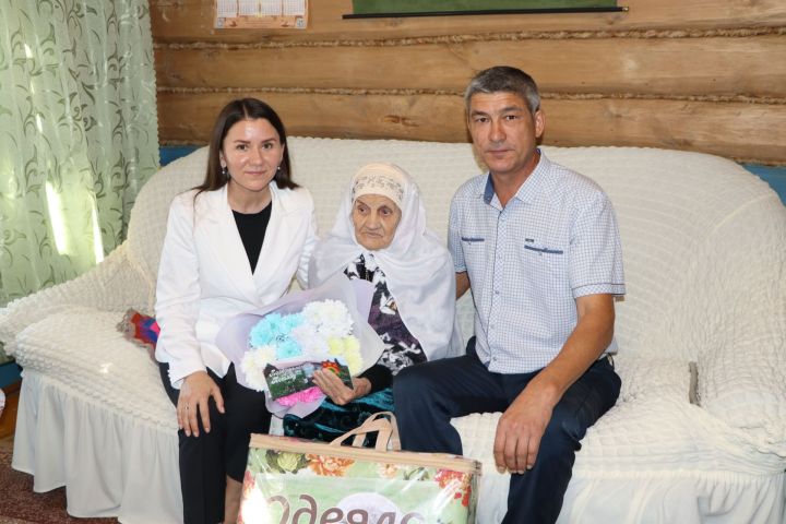 13 бала тәрбияләп үстергән Мәүлия әби Мөхәммәтҗанова гомер бәйрәмен каршылады
