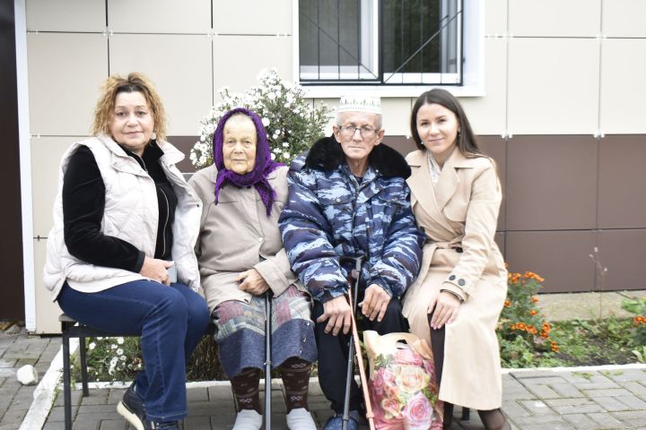 Кайбыч, Тәтеш районнарындагы картлар йортларында тәрбияләнүче райондашлар күчтәнәчләр алды
