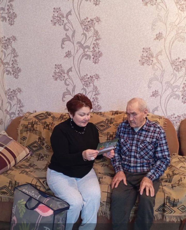 Апаста яшәүче Рафыйк абый Мухамов район башлыгының Котлау хатын алды