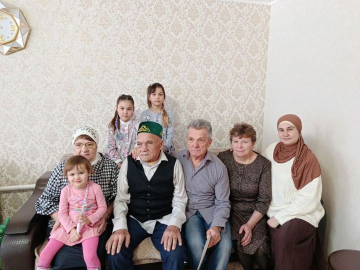 Үтәмештә яшәүче Илгиз ага Мәрдәнов район башлыгының котлауларын алды