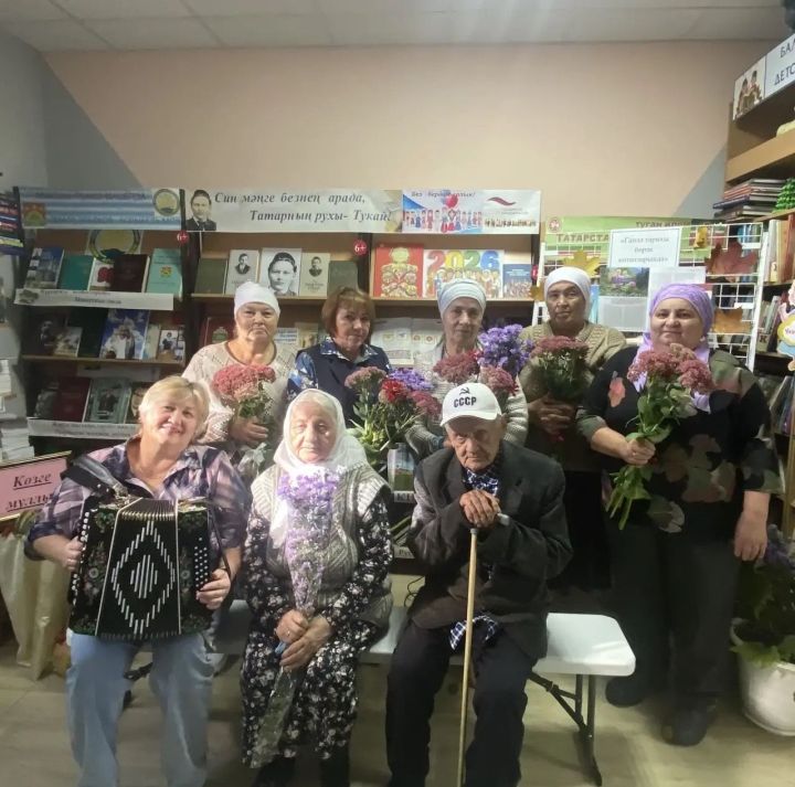 Кече Болгаерда өлкәннәр китапханәдә кунак булды
