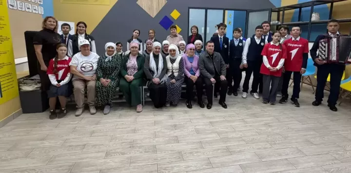 Апас мәктәбе укучылары көмеш волонтерларга бәйрәм кәефе бүләк итте