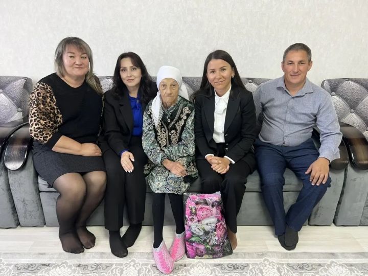 Чүрибураш авылында гаилә җылысы тапкан Равия әби Нуруллина күчтәнәчләр алды