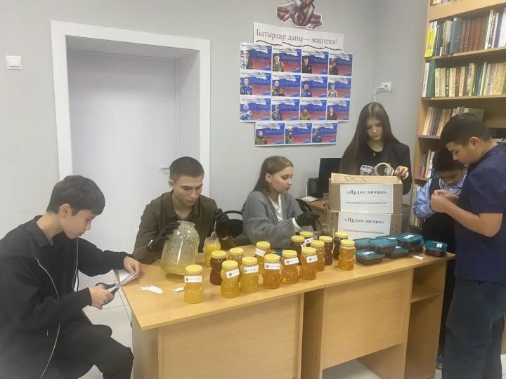 Кече Болгаерда китап укучы волонтерлар хәрбиләргә ярдәм итә