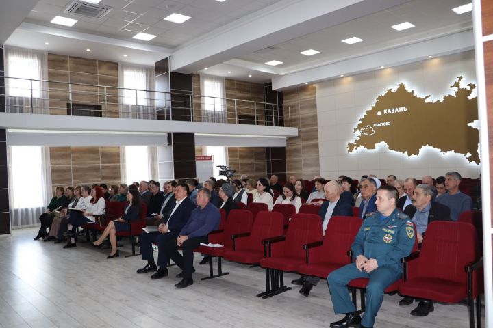 Апаста балигъ булмаган балалар эше һәм аларны яклау комиссиясенең киңәйтелгән утырышы узды