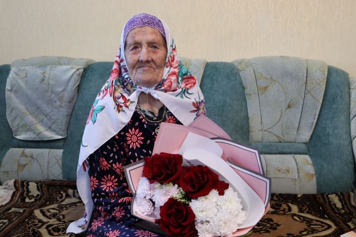 90 яшьлек Әлфинур Вәлиәхмәтова: үгез җигеп эшләдек