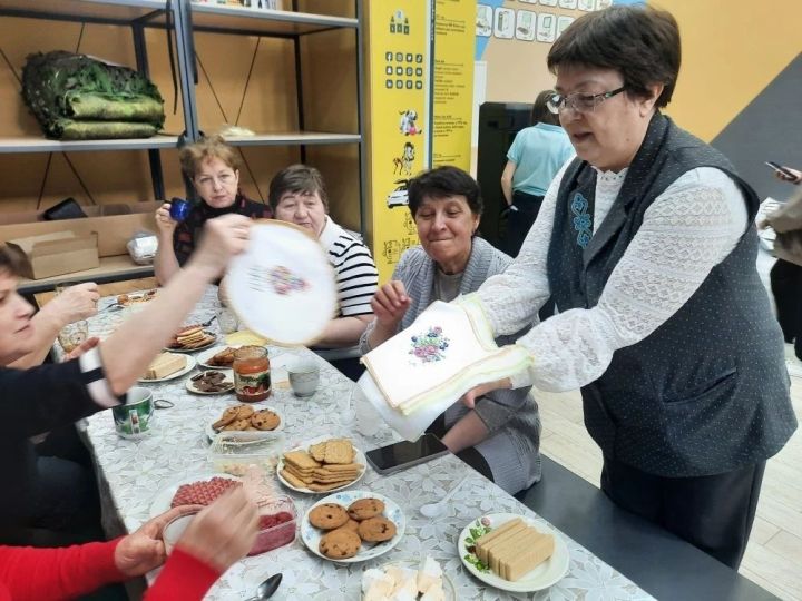 Апас урта мәктәбе укучылары волонтер апаларын ял иттерделәр